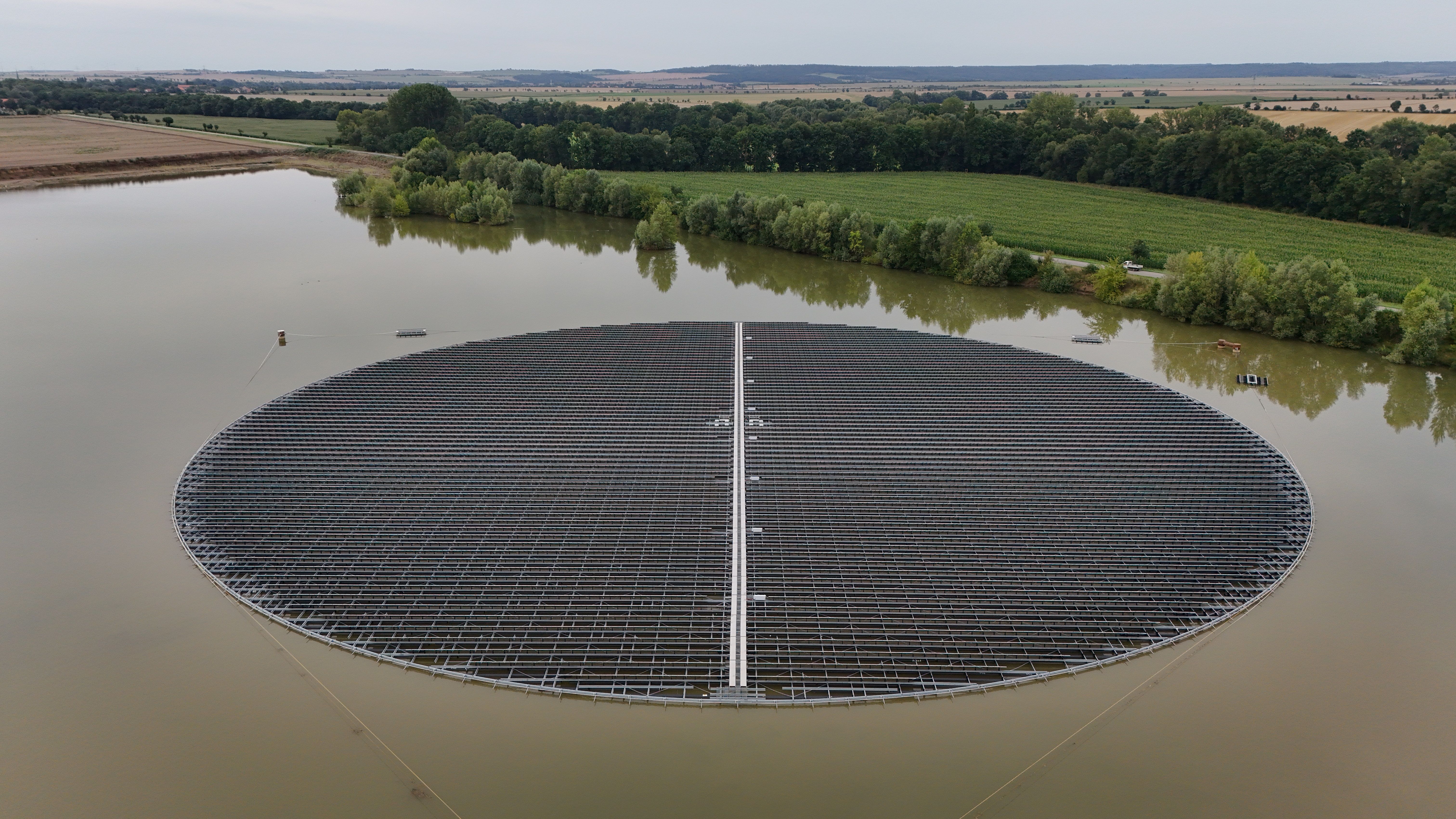 Schwimmende Photovoltaikanlage in Hoym, Deutschland – 1,6 MWp Floating Solar mit Nachführsystemen